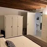 Black & White Home, An Oasis In The City Center