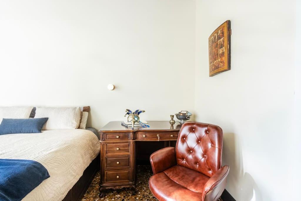 Canal View Luxury Heritage Retreat 2 Bedroom Venezia