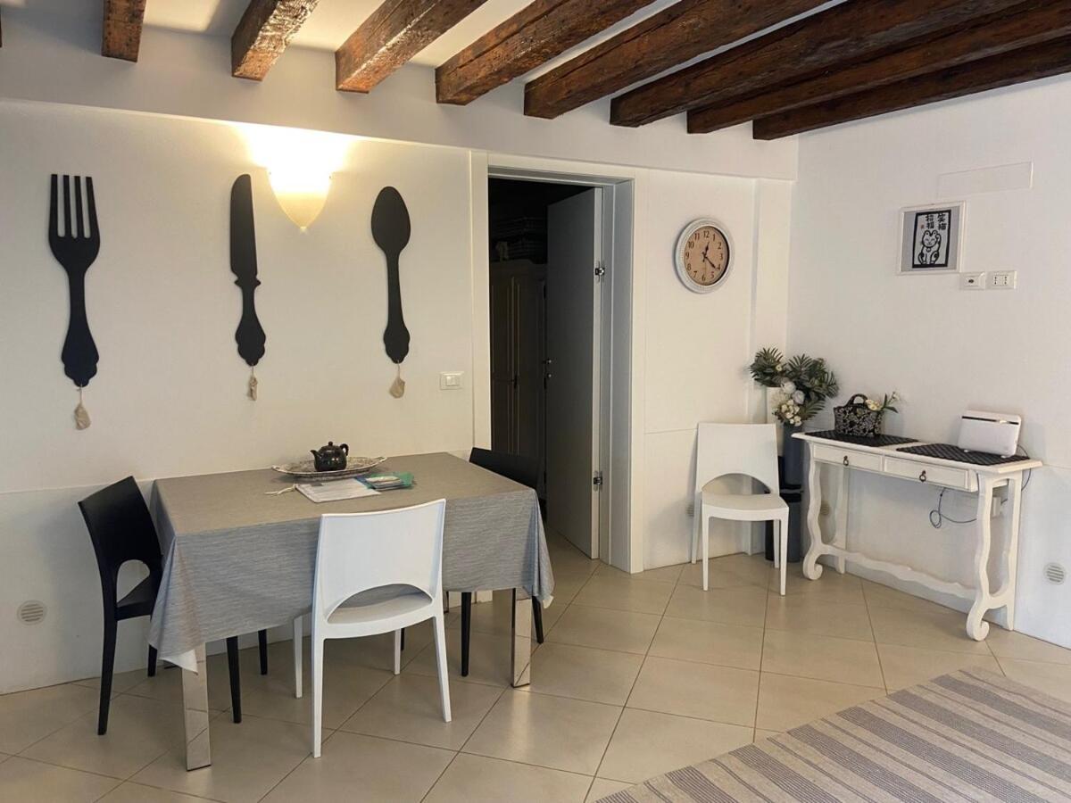 Apartment Black & White Home, An Oasis In The Center Venedig