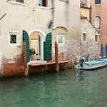 Ivy, Canal View