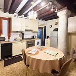 Historical Flat In Cannaregio, Venezia