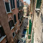 San Polo Canal View Apartments By Wonderful Italy
