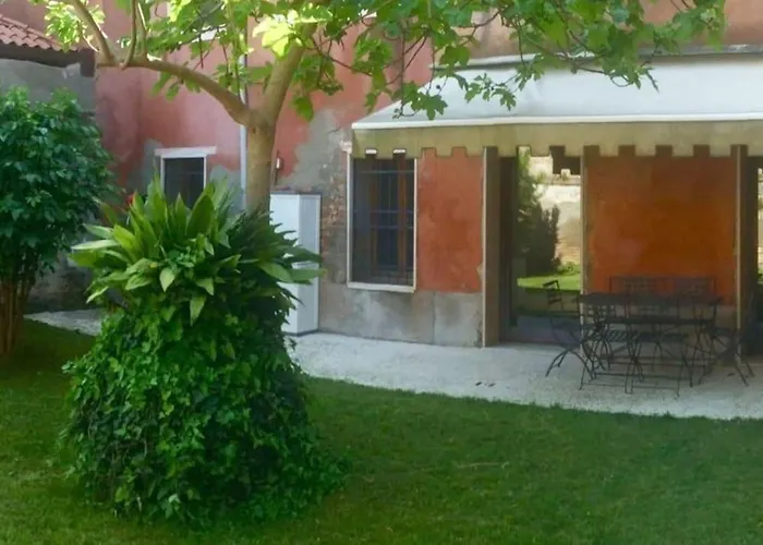 Raphael\'S Garden House