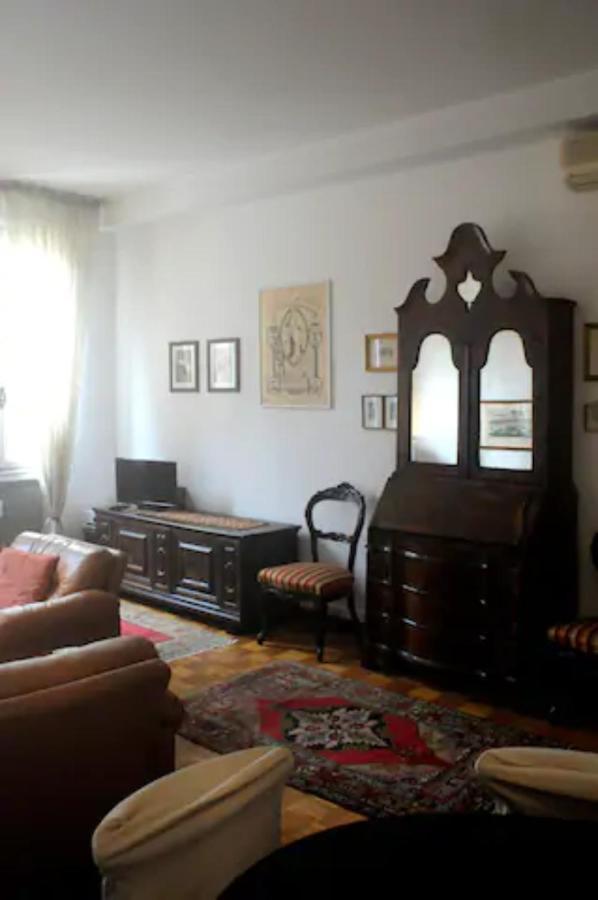 Appartement Charming Flat With Terrace Over The Canal Venetië