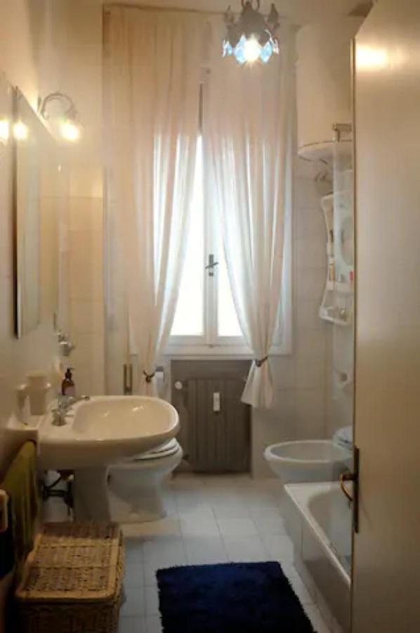 Charming Flat With Terrace Over The Canal Appartement Venetië