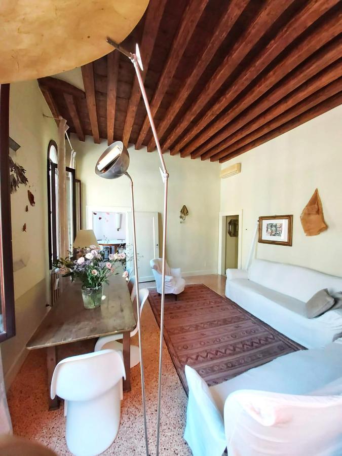 Gorgeous Venetian With Canal View Venedig