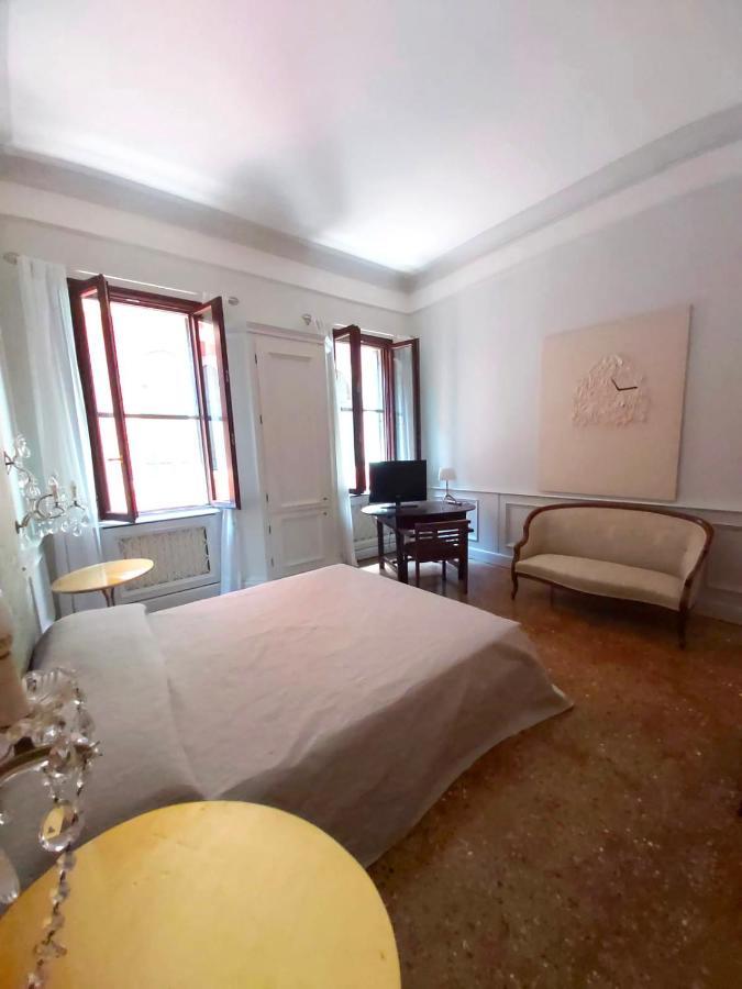 Gorgeous Venetian With Canal View Apartment Venedig