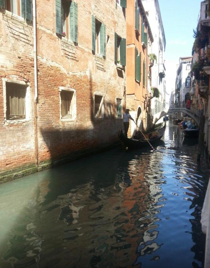 Ramo Del Teatro Canal View Venise