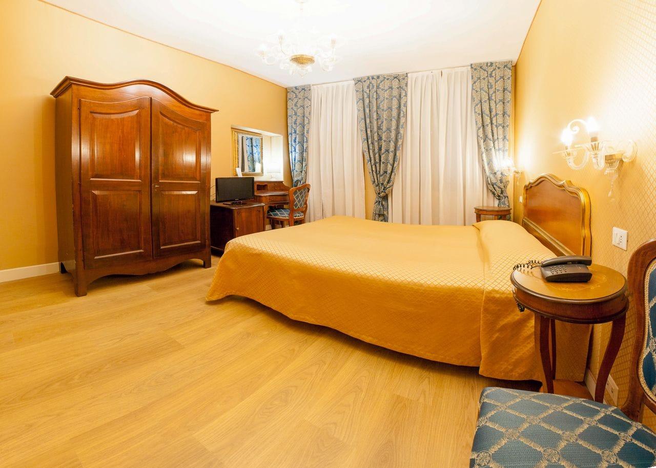 Canal Hotel 3*