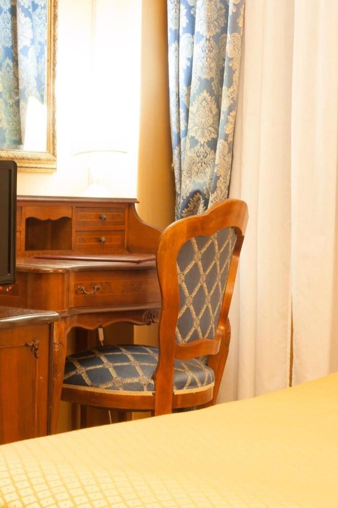 Canal Hotel 3*