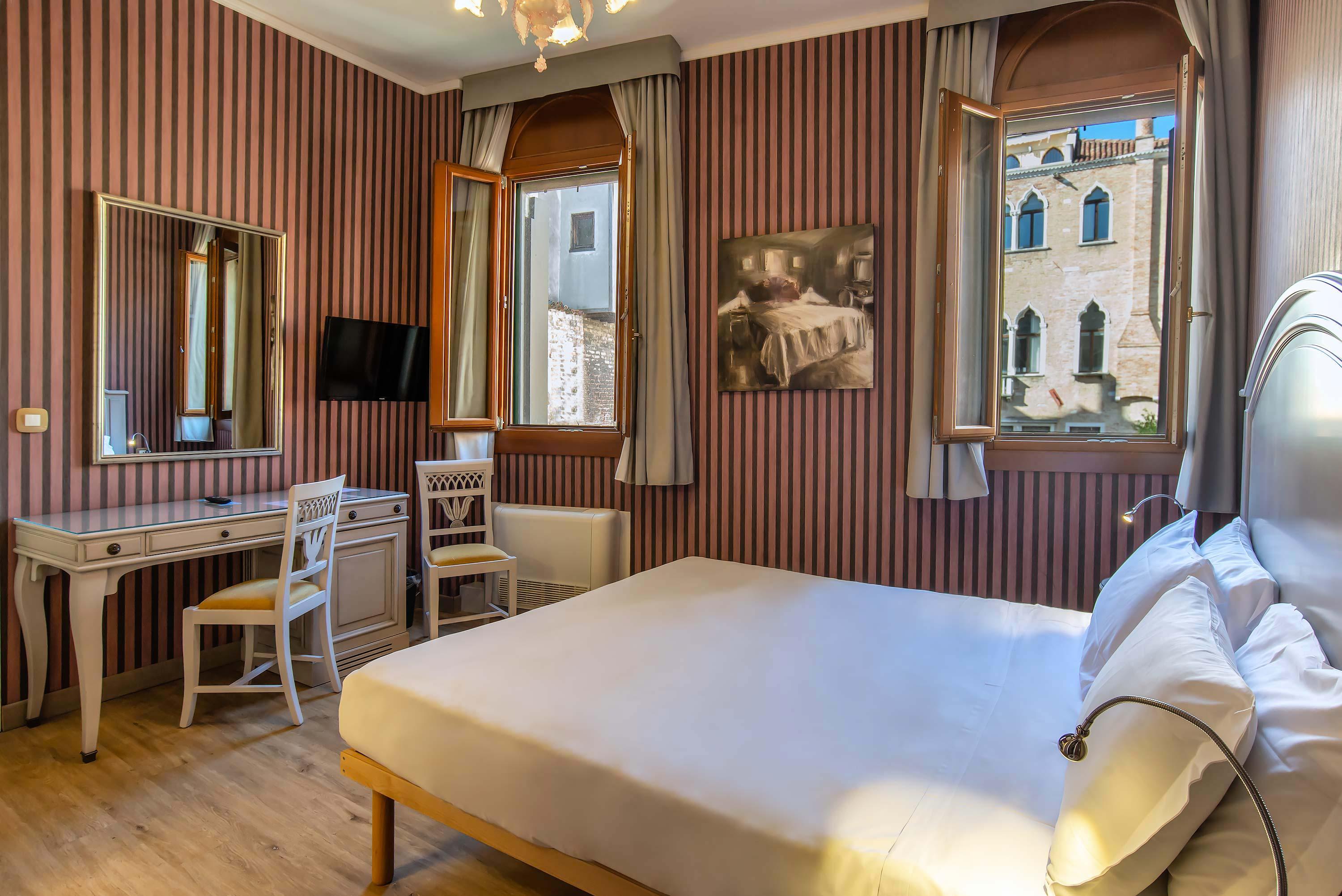 La Fenice Et Des Artistes Hotel 3*