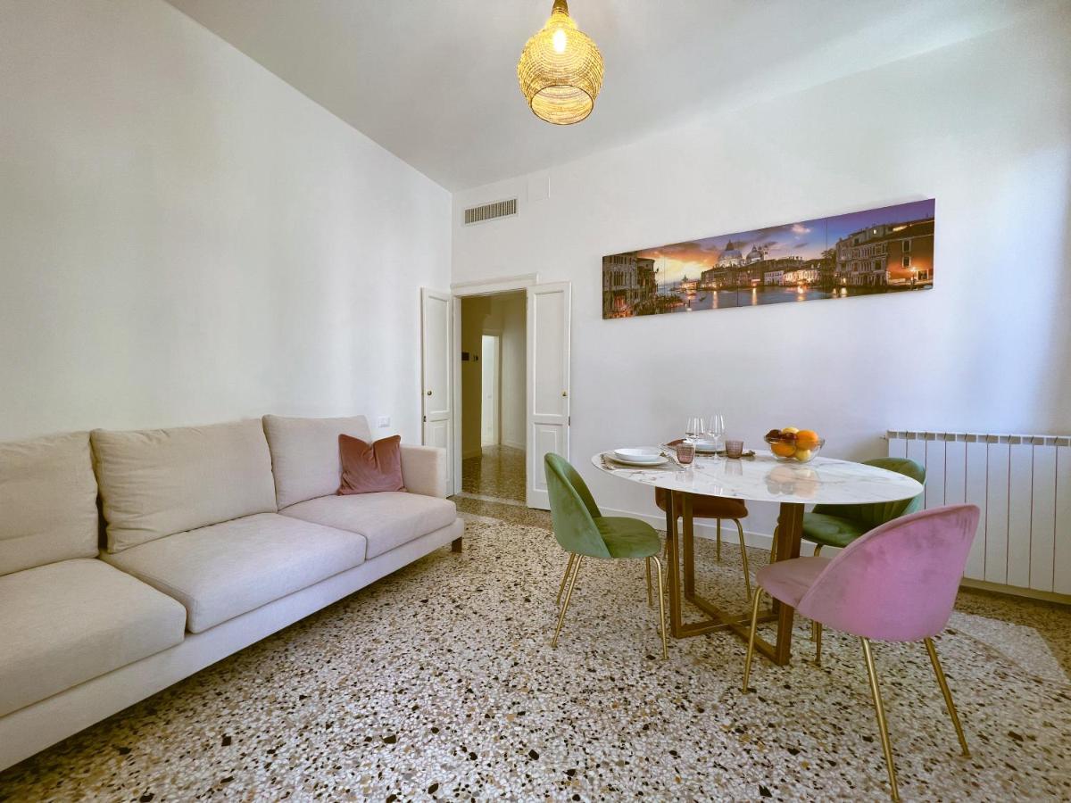 Splendid “true Apartment” Overlooking Water Venetië