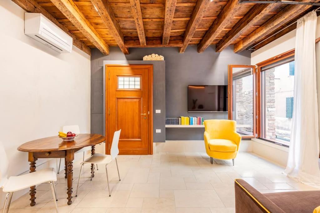 Dream's Door With Canal View In Appartement Venise