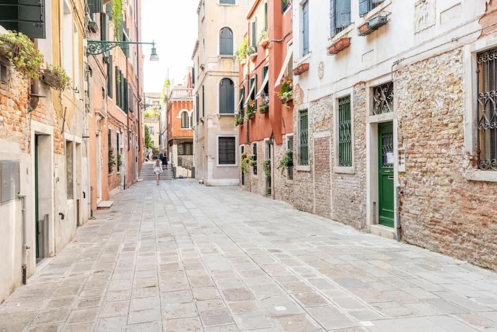 Dream's Door With Canal View In Appartement Venise