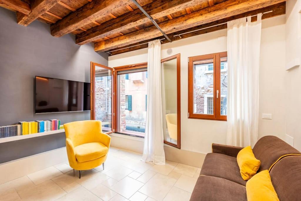 Dream's Door With Canal View In Venise