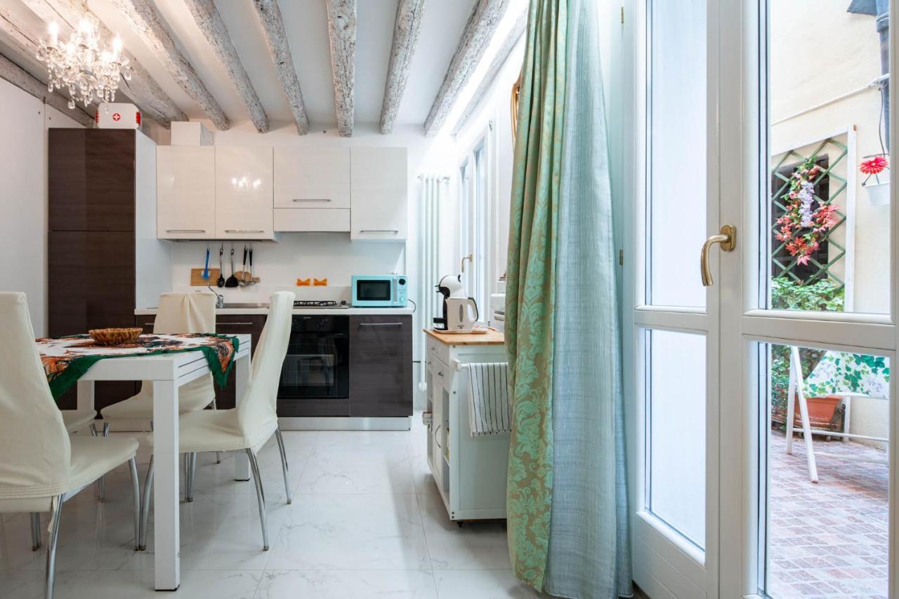 Loving In Venice, 5 Stars Venise