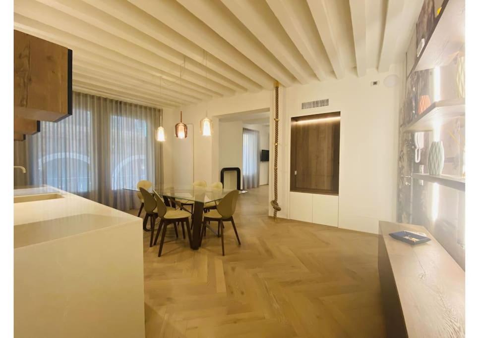 Appartement Sweet Time Venice, Luxury San Marco Frezzaria Apt! *