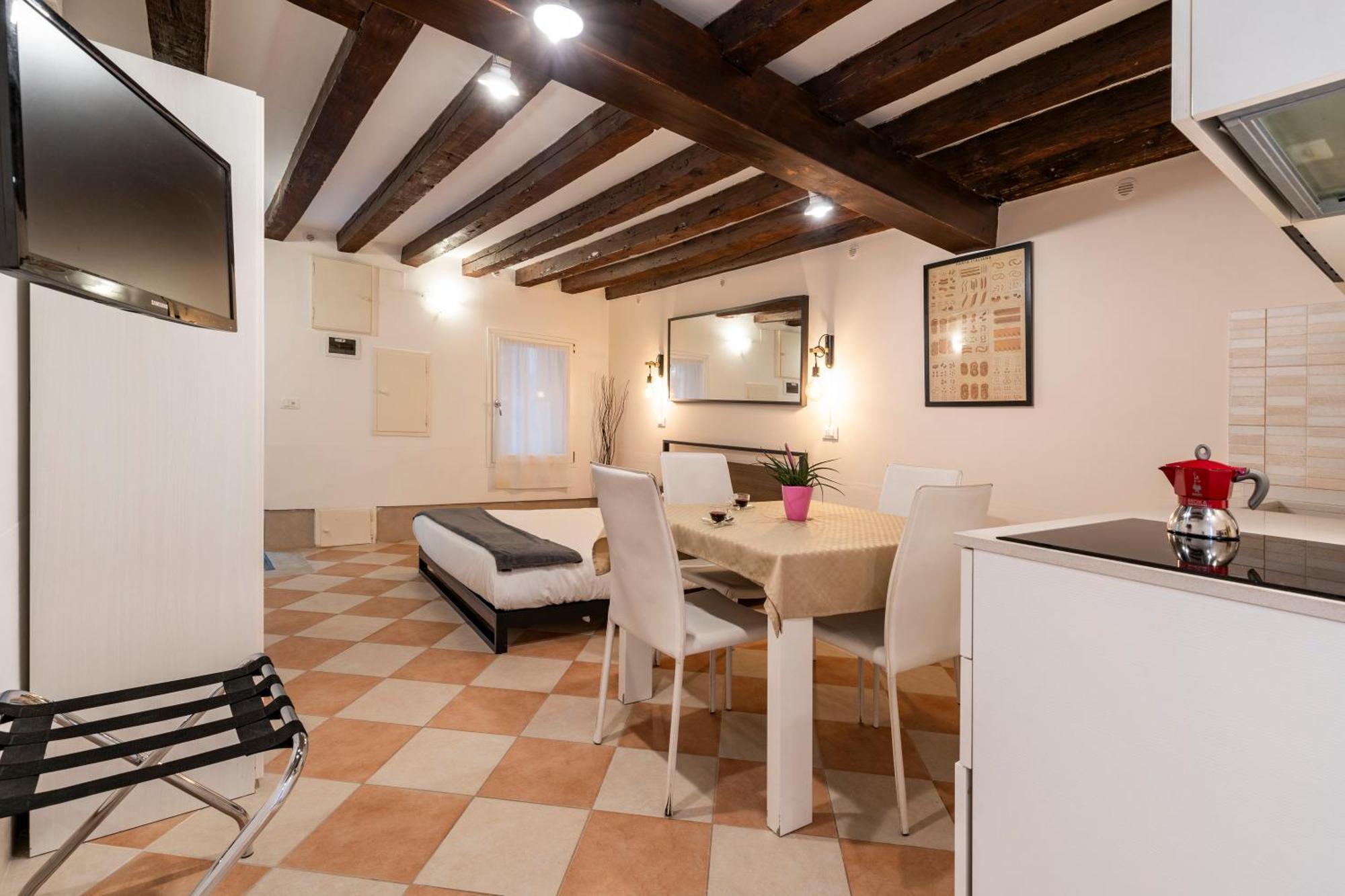 Fenix Colombina In Biennale - Your Little House Venedig