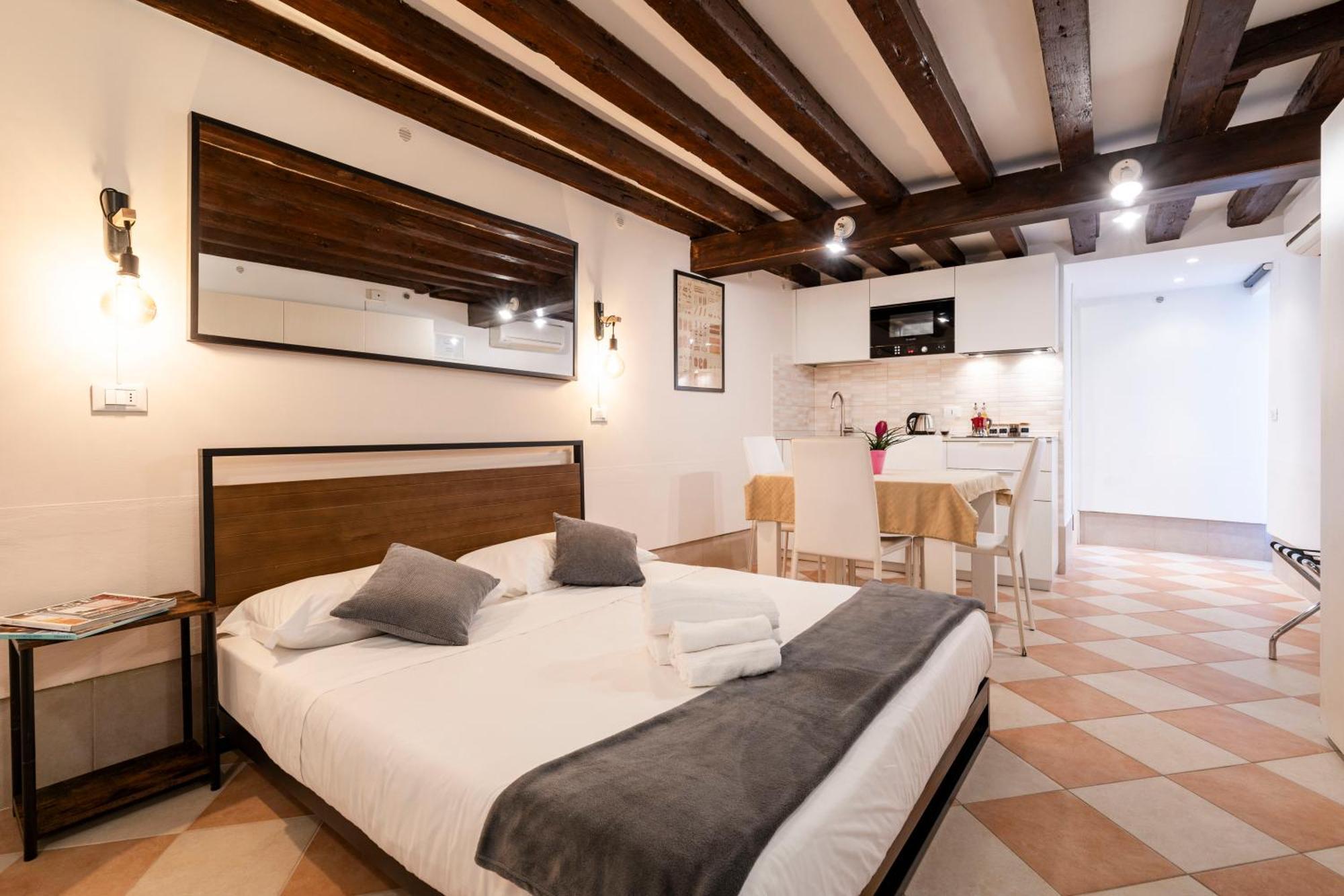 Fenix Colombina In Biennale - Your Little House Venedig