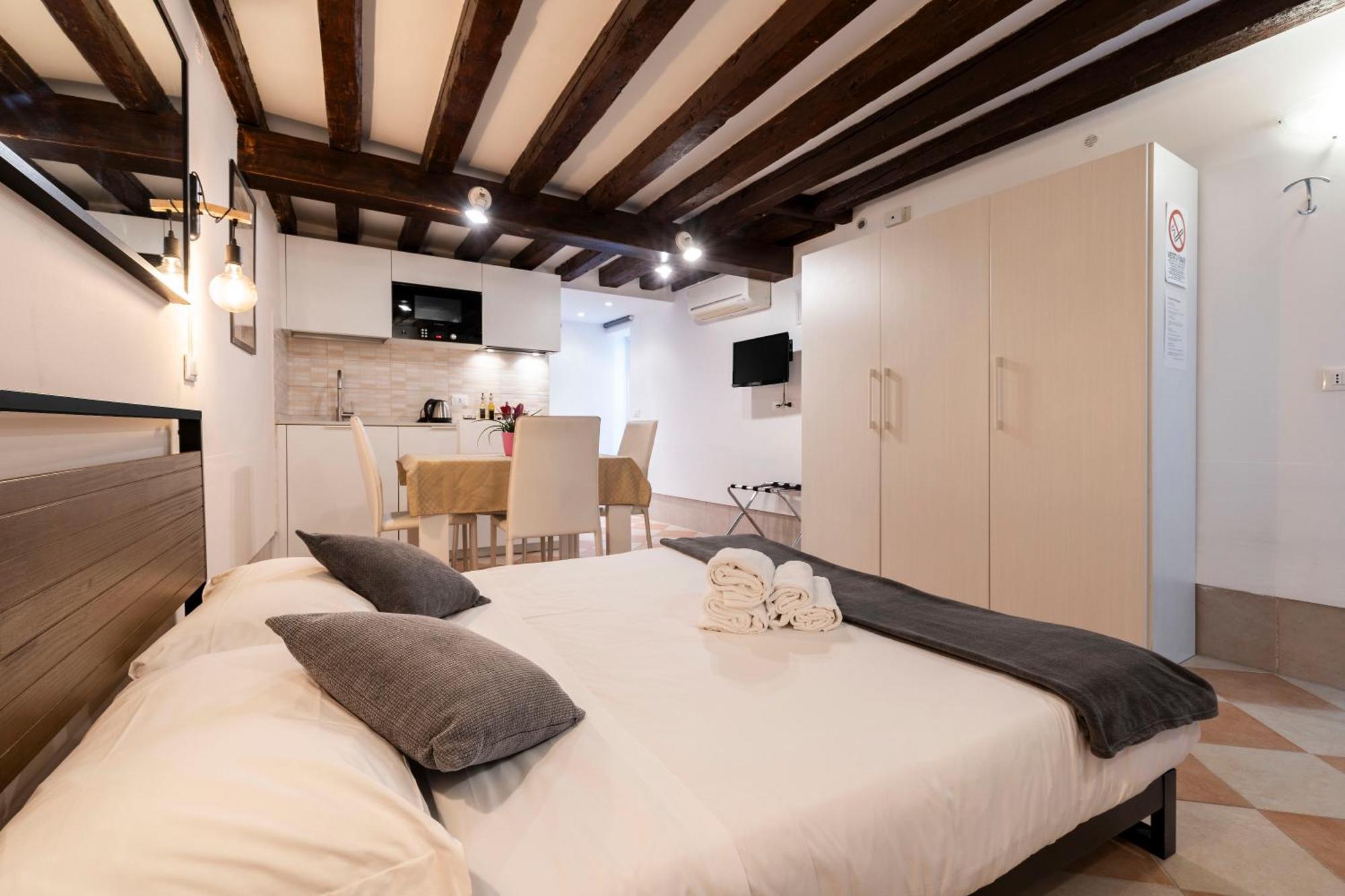 Fenix Colombina In Biennale - Your Little House Venedig