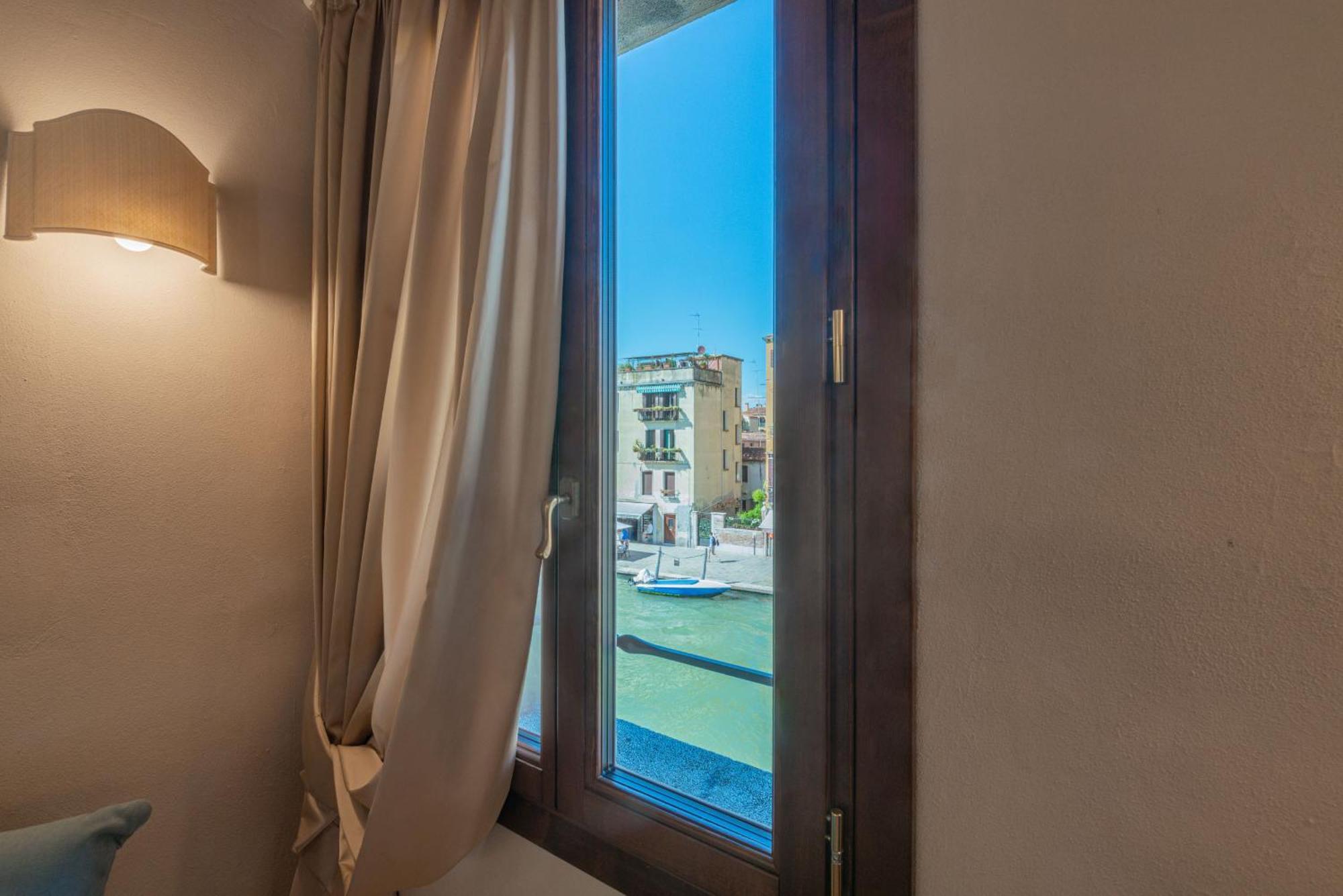 Apartment Casa Virginia Direct At The Canal Cannaregio With Own Roof Terrace