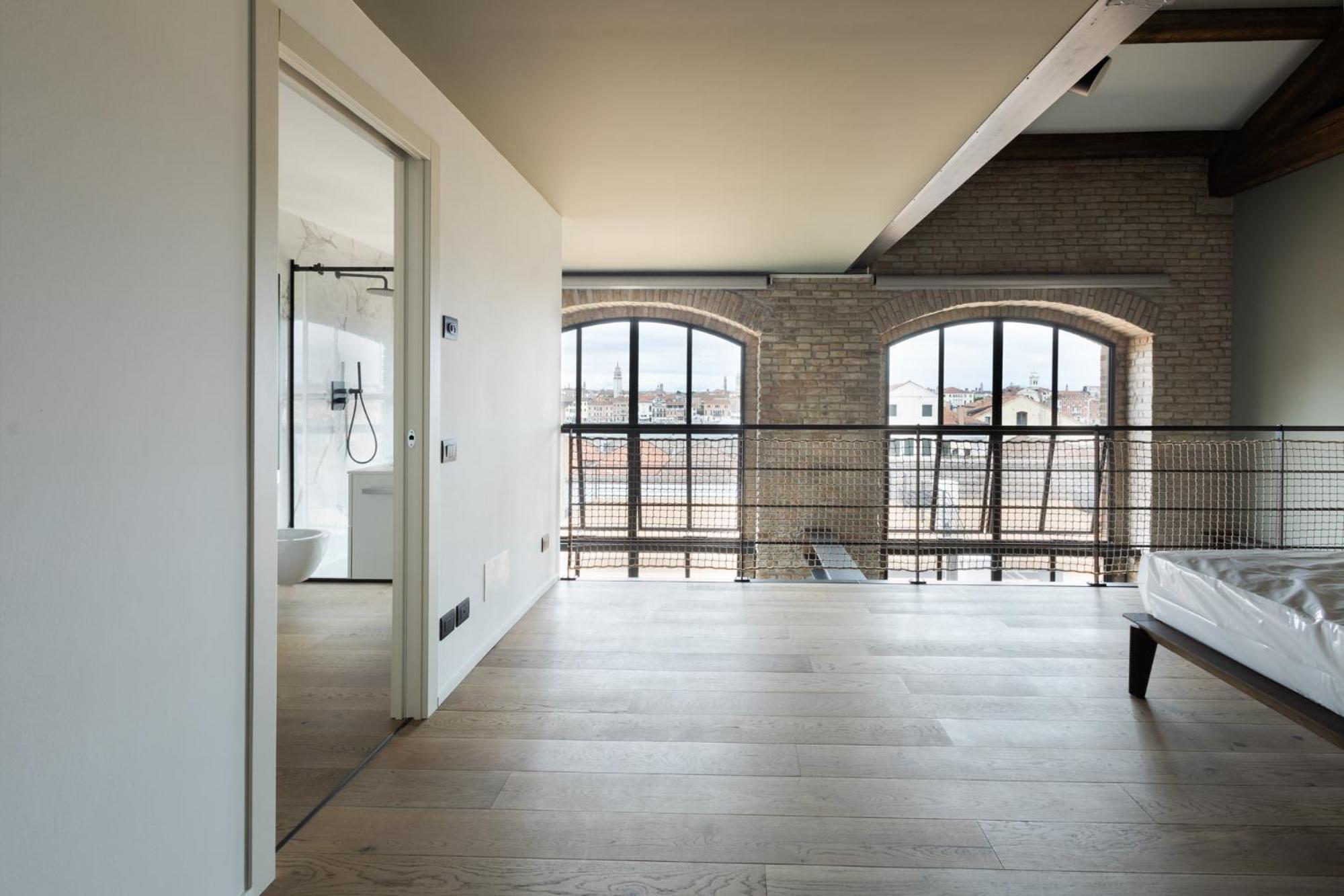 Penthouse - Loft With Canal View Apartment