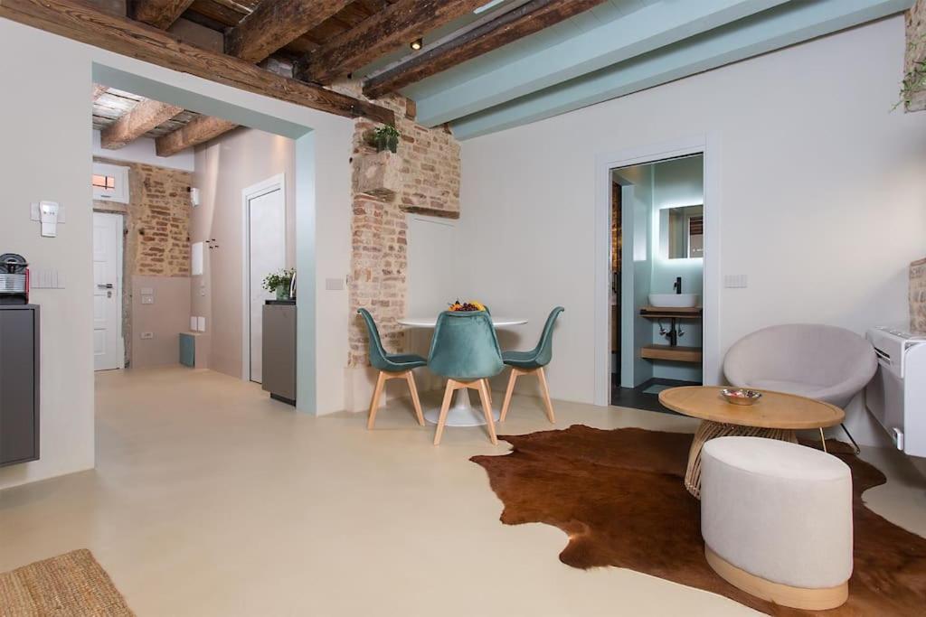 Ivy, Canal View Apartment *
