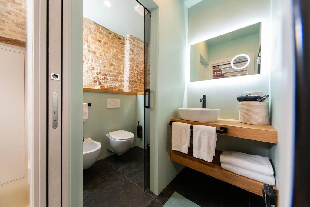 Ivy, Canal View Apartment Venedig