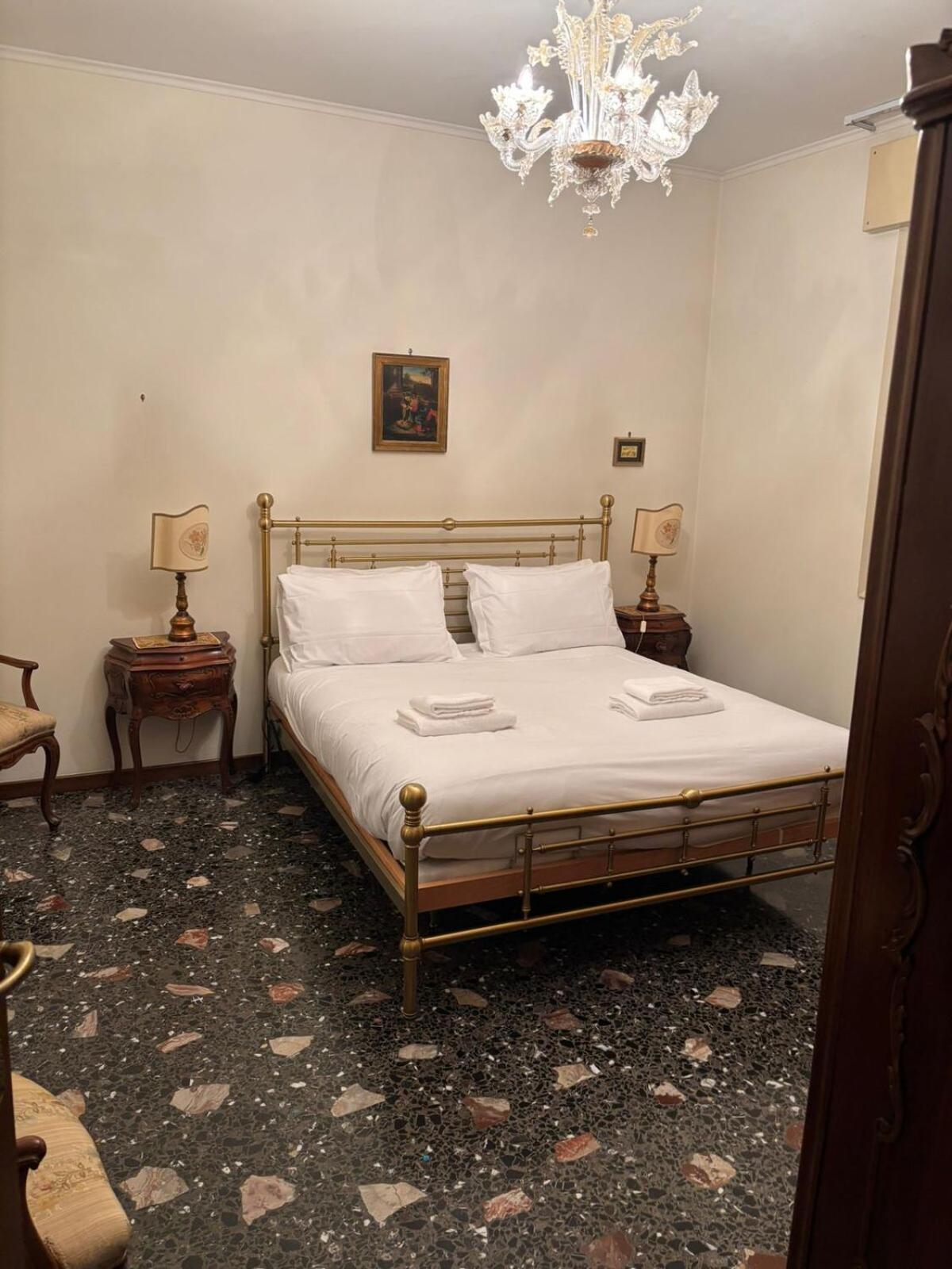 House In The Park! Free Parking And Convenient To Venise