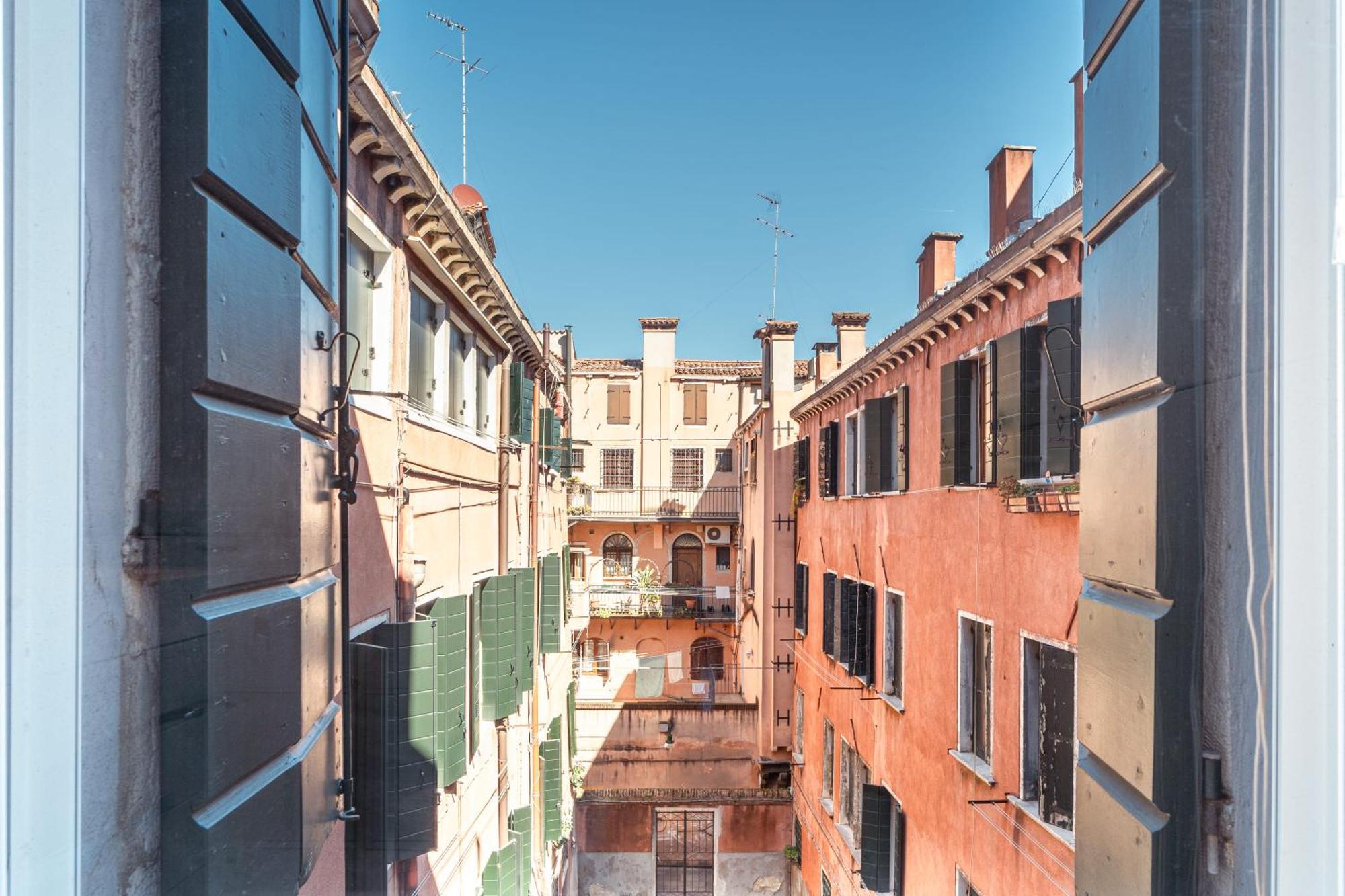 In The Center Of Near The Rialto Bridge * Venise