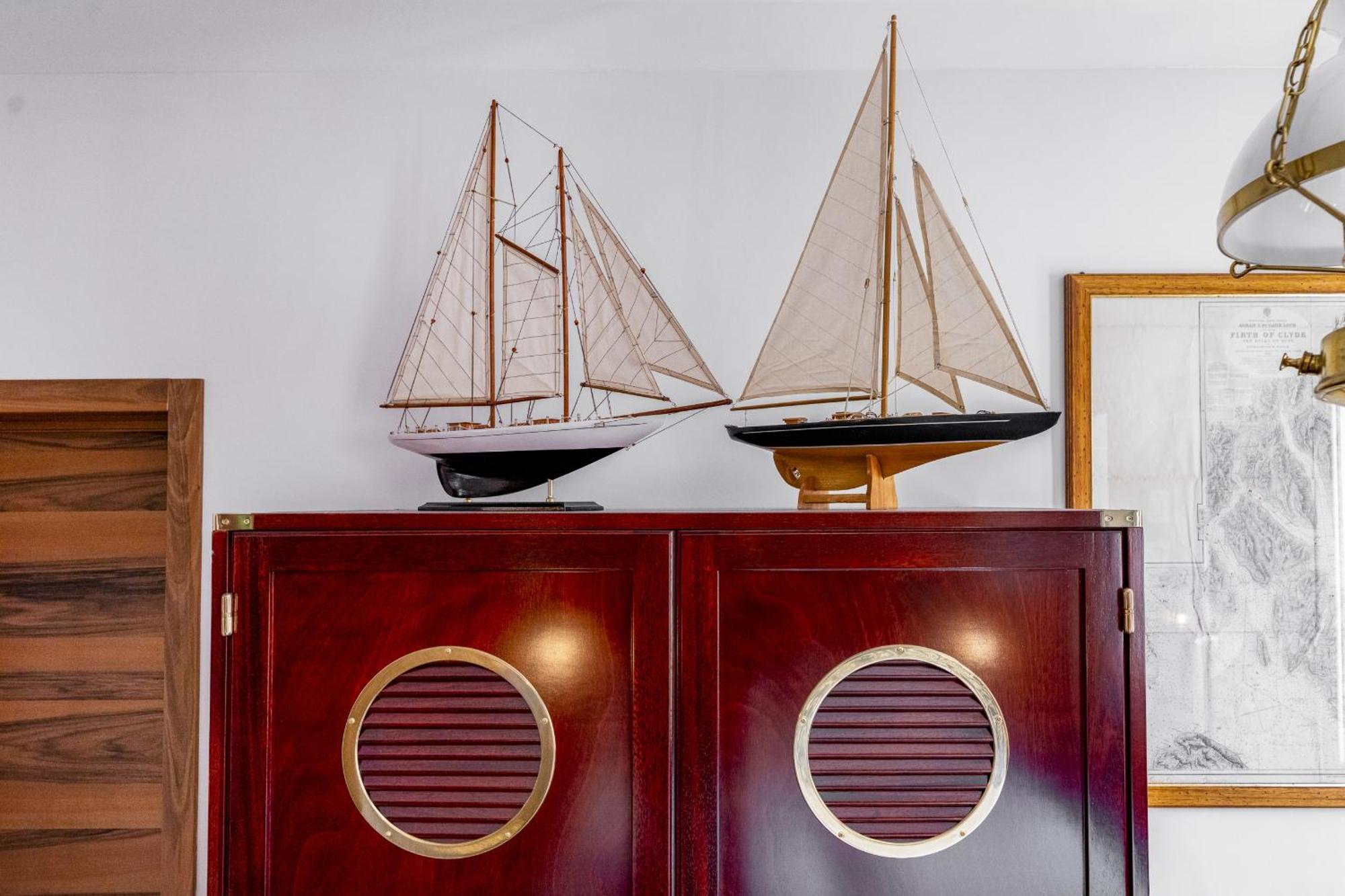 The Yacht House Canal View Apartment