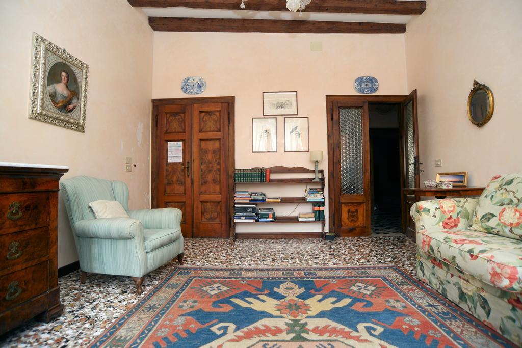 Biennale Apt Balcony * Venetië