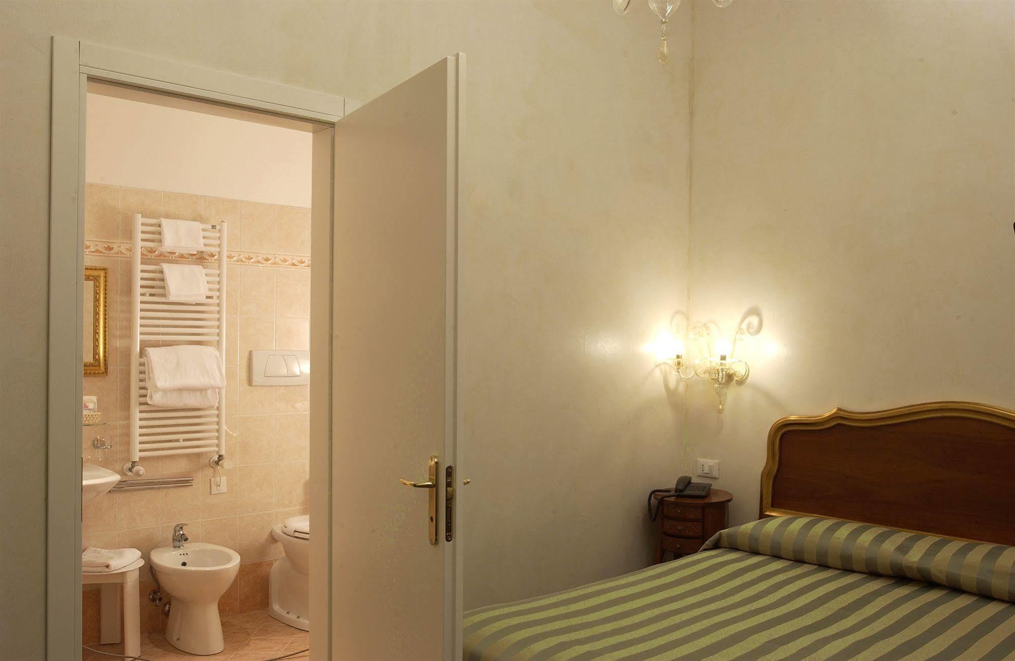 Canal Hotel 3*