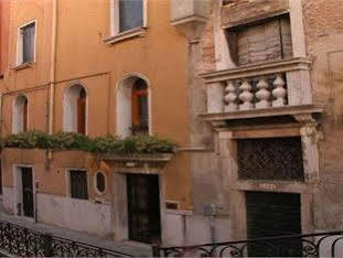 Canal Hotel 3*