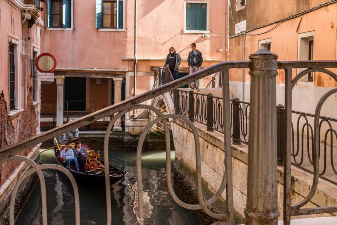 Apartment Fenice Backstage Over Canal Venedig