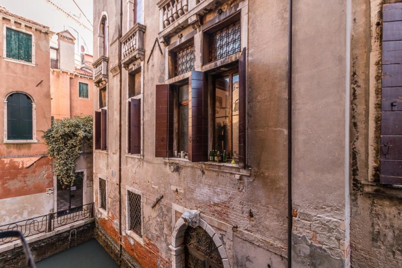 Fenice Backstage Over Canal Venedig