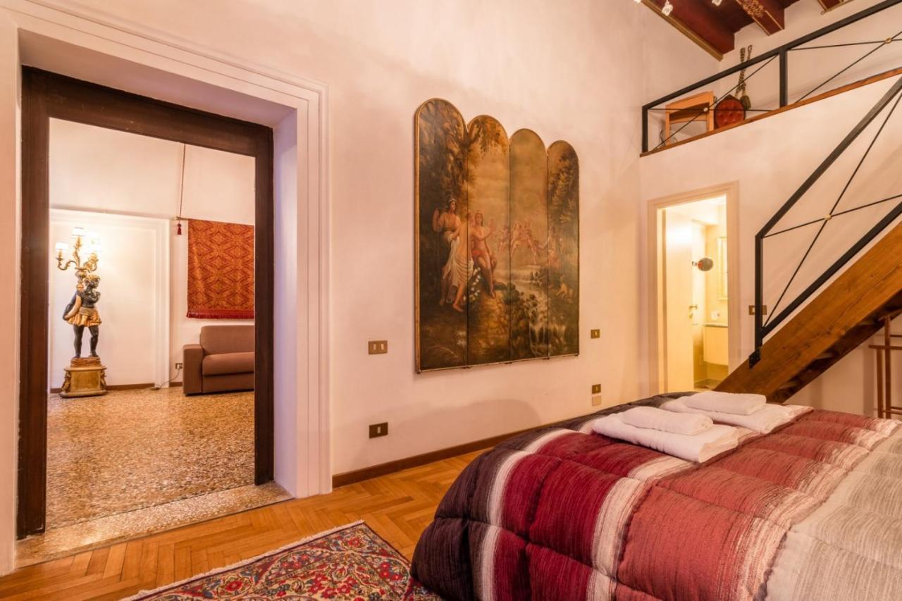 Fenice Backstage Over Canal Apartment Venedig