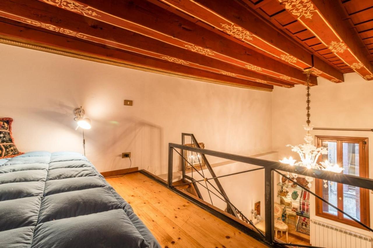 Fenice Backstage Over Canal Apartment Venedig