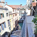 Ai Bareteri Luxury Canal View