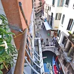 Ai Bareteri Luxury Canal View