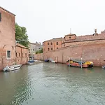 Ca\' Leoncino - Venice Canal Front Apartment