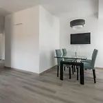 Bright Apartment On Venetian Roofs R&R