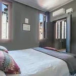 Stylish Renovated Apartment In The Heart Of The City