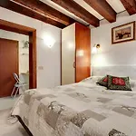 Leo Apartment