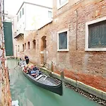 Gondola View Apartment