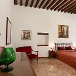 Flat With Canal View Near San Marco