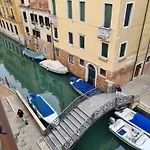 Ca\' Cappello Venice Apartment 2 With Canal View