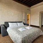Venice Central Luxury Suite ~ Jacuzzi + Patio A/C