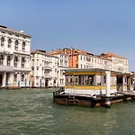 Contemporary Apartment In Venice Ff