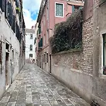 Historical Flat In Cannaregio, Venezia